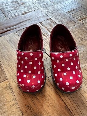 Coco Jumbo Patent clogs sz 5.5